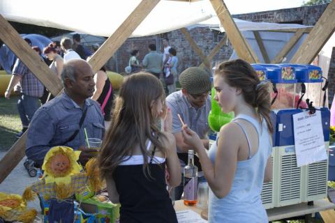 Beim Vogelscheuchenmarkt für die Jugend aktiv